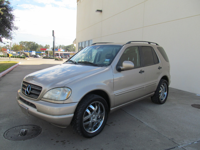 Mercedes-Benz M-Class 2001 photo 2