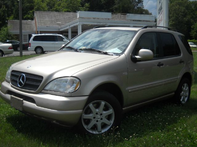 Mercedes-Benz M-Class 2001 photo 2