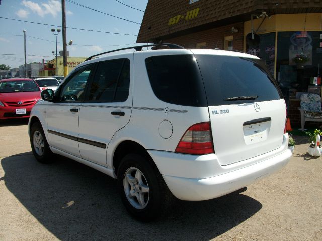 Mercedes-Benz M-Class 2001 photo 2