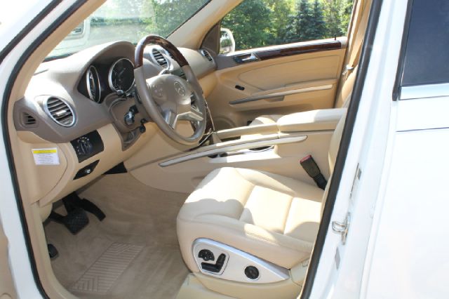 Mercedes-Benz M-Class 2010 photo 2