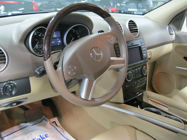 Mercedes-Benz M-Class 2011 photo 2