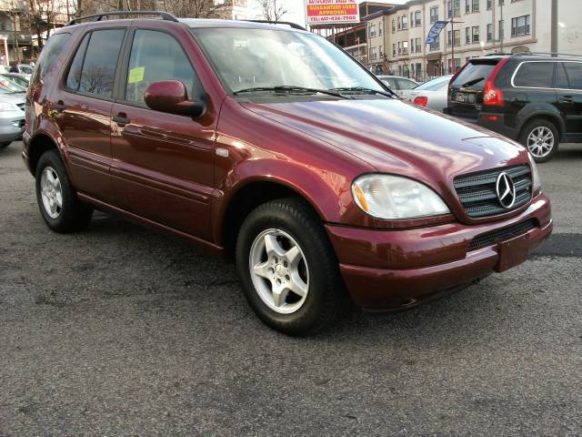 Mercedes-Benz M Class AWD Wagon Automatic VERY NICE Sport Utility