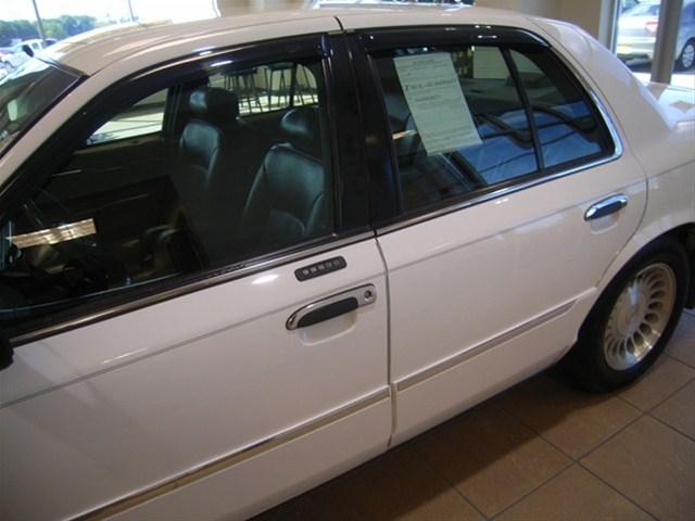 Mercury Grand Marquis 2001 photo 2