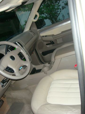 Mercury Mountaineer 2004 photo 2