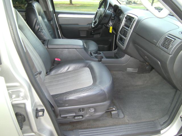 Mercury Mountaineer 2004 photo 2