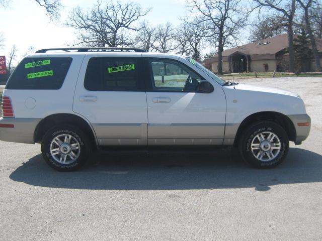 Mercury Mountaineer 2004 photo 2