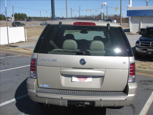 Mercury Mountaineer 2004 photo 2