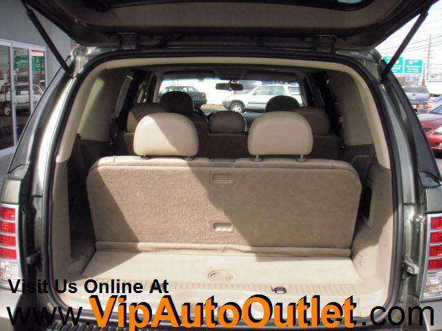 Mercury Mountaineer 2004 photo 2