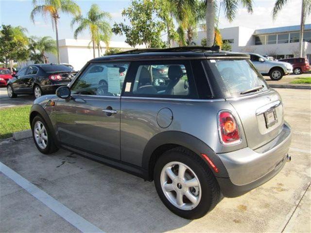 Mini Cooper 2010 photo 1