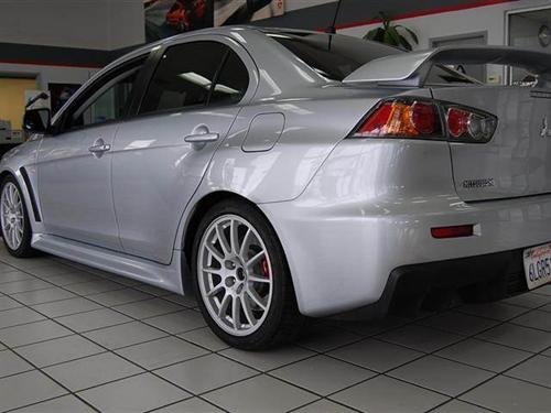 Mitsubishi Lancer Evolution 2010 photo 2