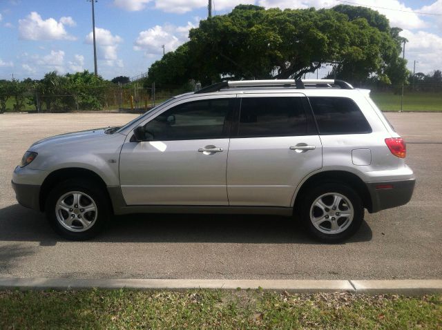 Mitsubishi Outlander 2003 photo 2