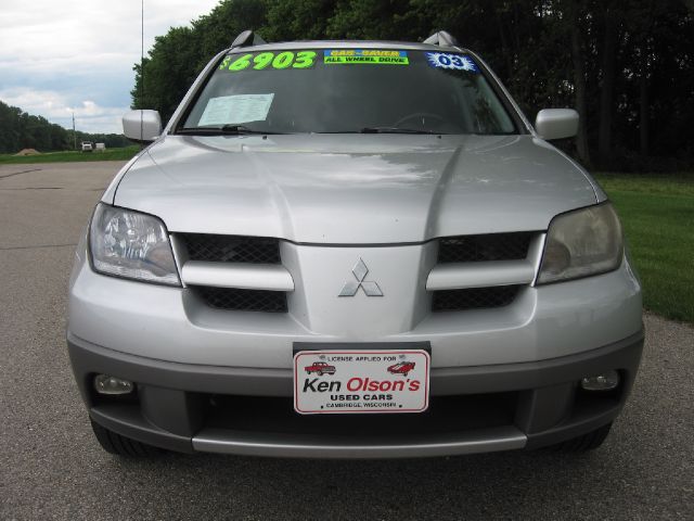 Mitsubishi Outlander 2003 photo 2