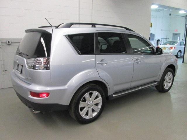 Mitsubishi Outlander 2011 photo 2