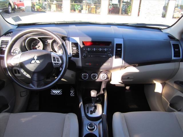 Mitsubishi Outlander 2011 photo 2