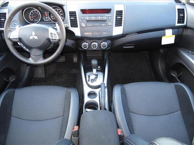 Mitsubishi Outlander 2013 photo 1