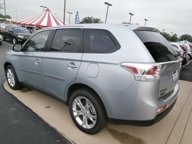 Mitsubishi Outlander 2014 photo 2