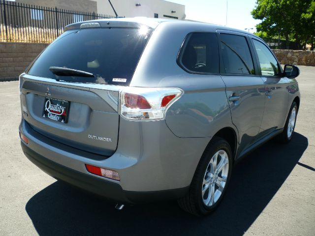 Mitsubishi Outlander SE SUV