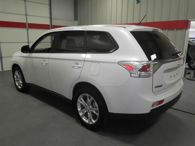 Mitsubishi Outlander 2014 photo 1