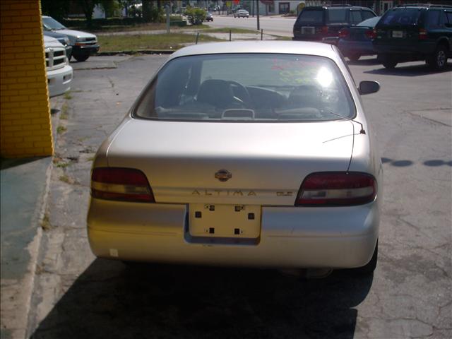 Nissan Altima 1996 photo 1