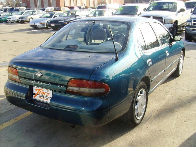 Nissan Altima 1996 photo 1