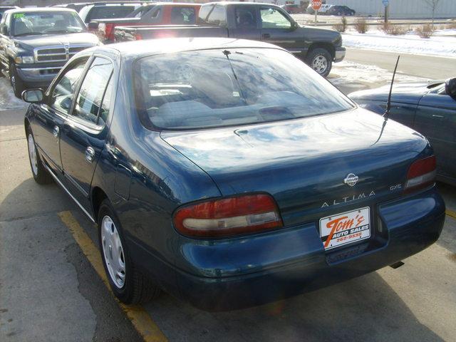 Nissan Altima 1996 photo 3