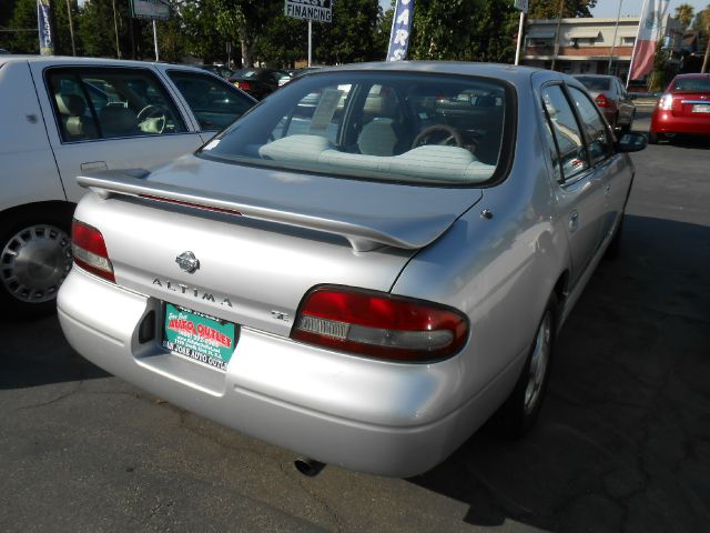 Nissan Altima 1997 photo 1