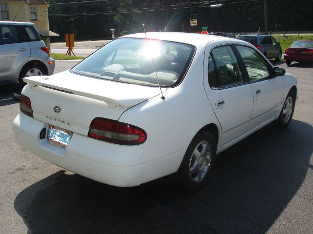 Nissan Altima 1997 photo 3