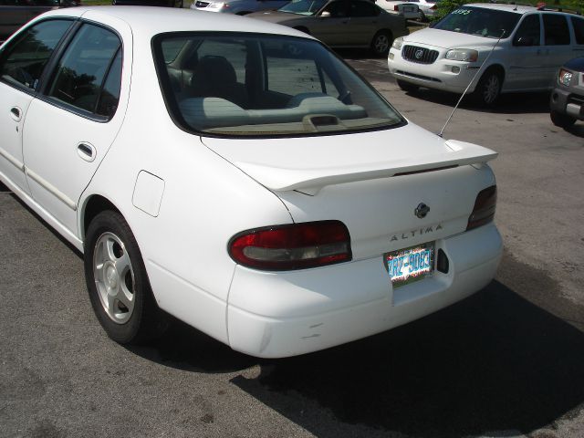 Nissan Altima 1997 photo 4