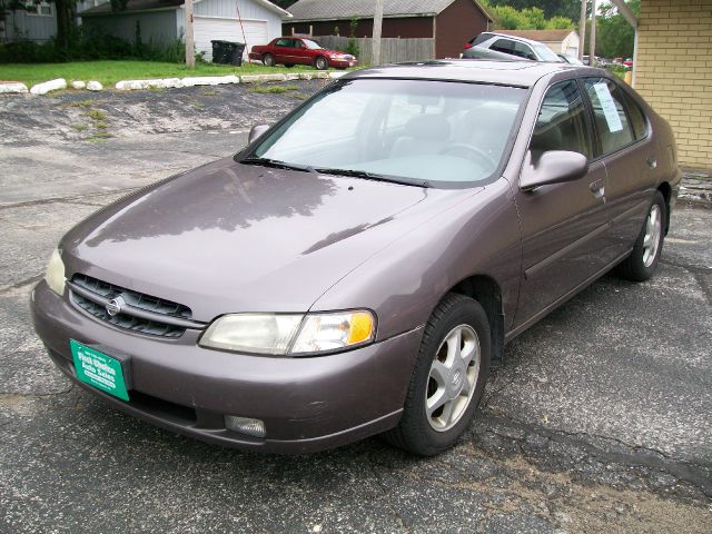 Nissan Altima 1998 photo 1