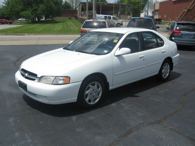 Nissan Altima 1998 photo 1