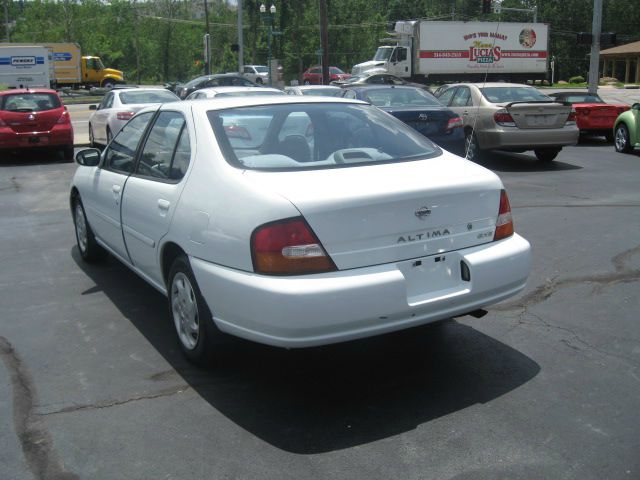 Nissan Altima 1998 photo 10