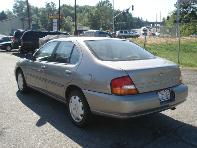 Nissan Altima 1999 photo 1