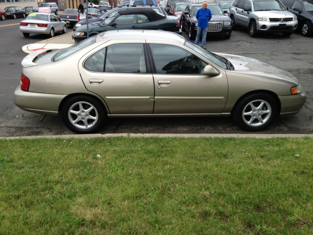 Nissan Altima SE Sedan