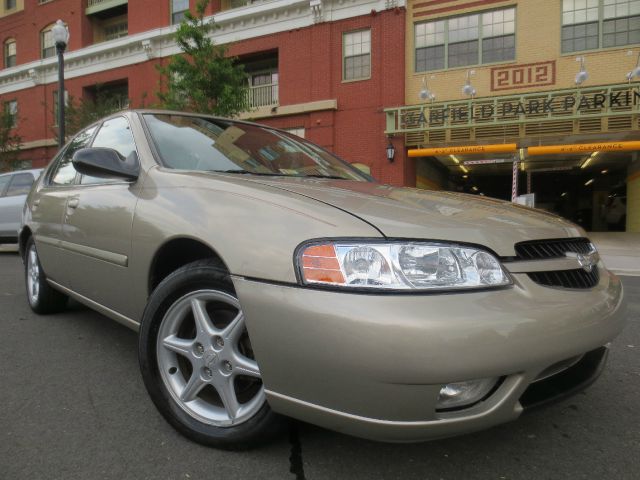 Nissan Altima SE Sedan