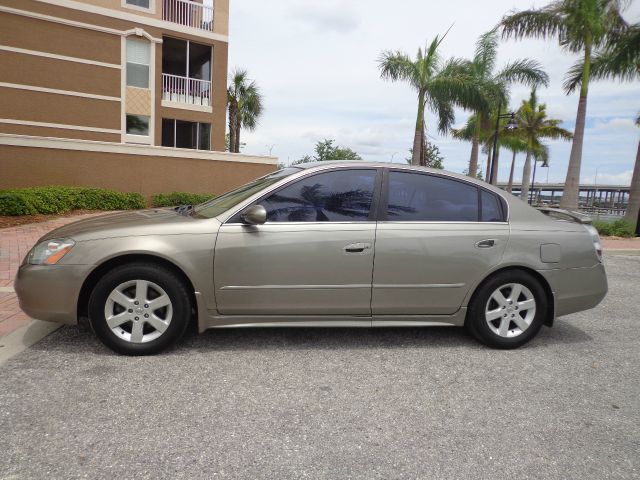 Nissan Altima Pickupslt Quad Cab SWB 4WD 4x4 Truck Sedan