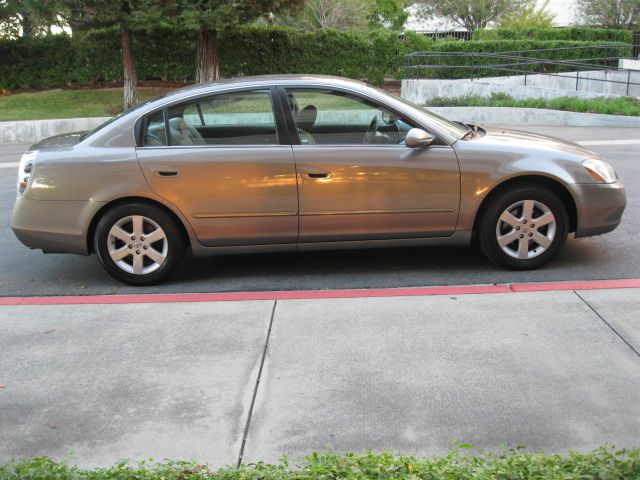 Nissan Altima Pickupslt Quad Cab SWB 4WD 4x4 Truck Sedan