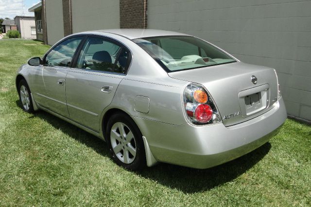 Nissan Altima Pickupslt Quad Cab SWB 4WD 4x4 Truck Sedan