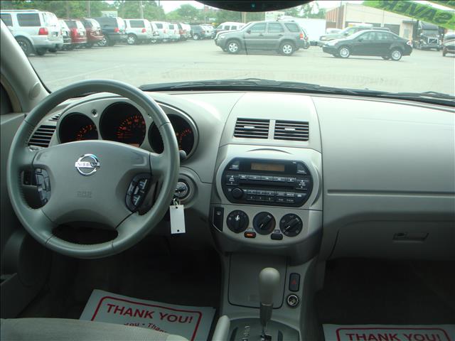 Nissan Altima Pickupslt Quad Cab SWB 4WD 4x4 Truck Sedan