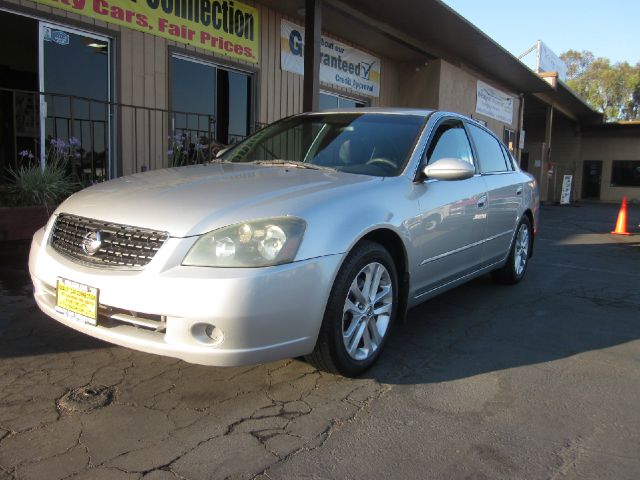 Nissan Altima Pickupslt Quad Cab SWB 4WD 4x4 Truck Sedan