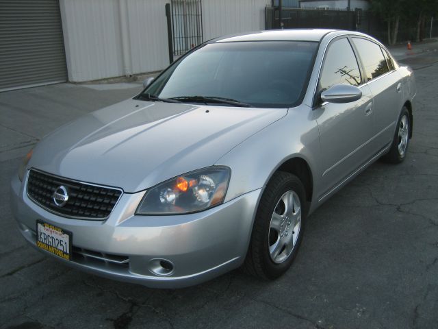 Nissan Altima Pickupslt Quad Cab SWB 4WD 4x4 Truck Sedan