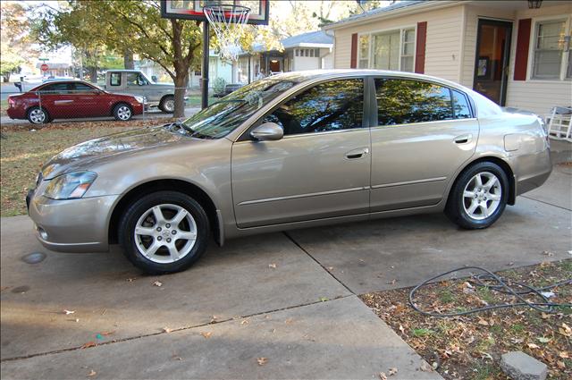 Nissan Altima 2WD Crew Cab 140.5 Laramie Sedan