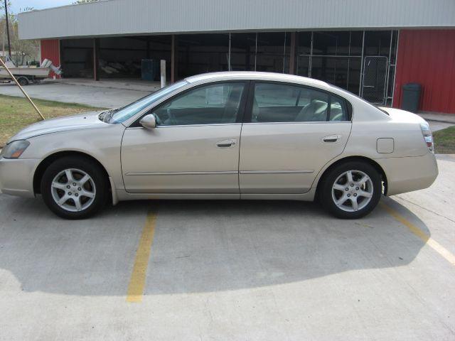 Nissan Altima Pickupslt Quad Cab SWB 4WD 4x4 Truck Sedan