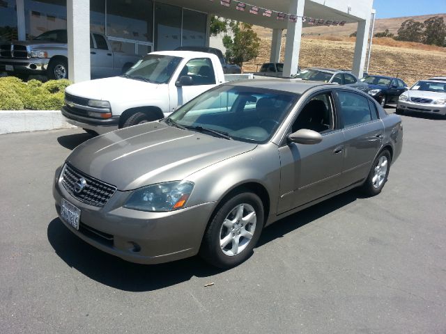 Nissan Altima Pickupslt Quad Cab SWB 4WD 4x4 Truck Sedan