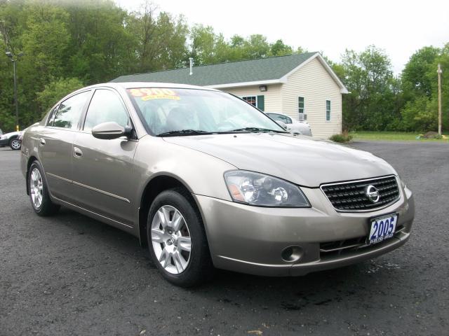 Nissan Altima Pickupslt Quad Cab SWB 4WD 4x4 Truck Sedan