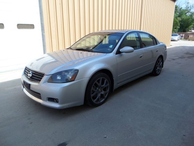 Nissan Altima Crew Cab Standard Box 4-wheel Drive SLE Sedan