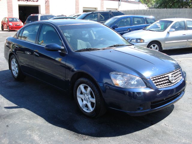 Nissan Altima Pickupslt Quad Cab SWB 4WD 4x4 Truck Sedan