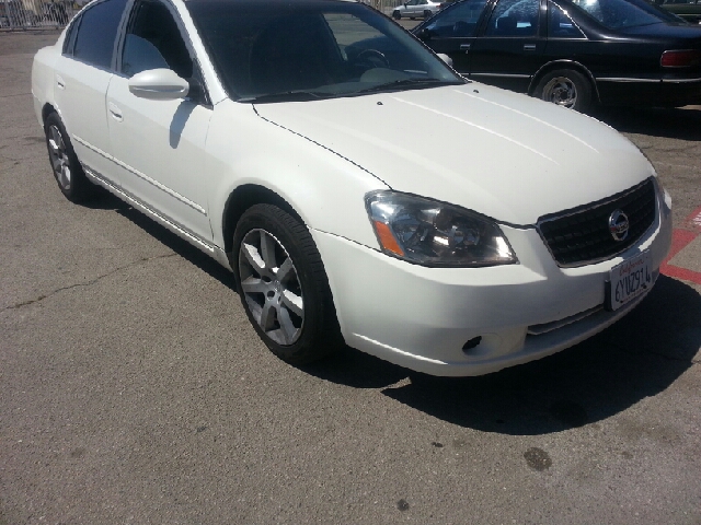 Nissan Altima Pickupslt Quad Cab SWB 4WD 4x4 Truck Sedan