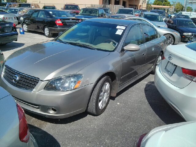 Nissan Altima Pickupslt Quad Cab SWB 4WD 4x4 Truck Sedan