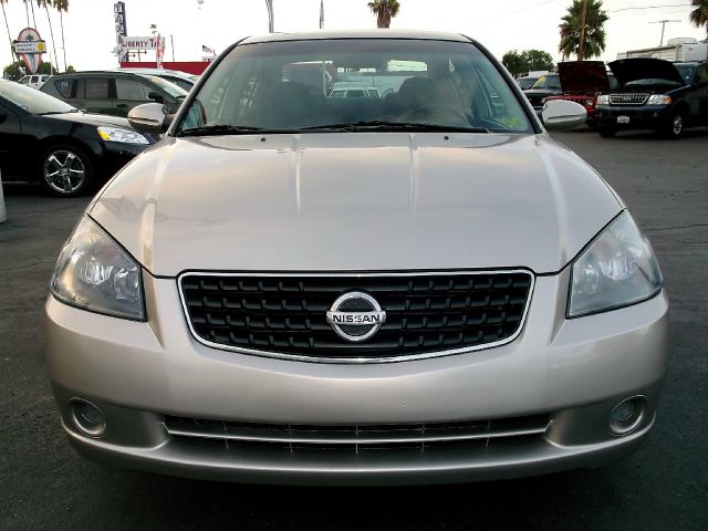 Nissan Altima Pickupslt Quad Cab SWB 4WD 4x4 Truck Sedan