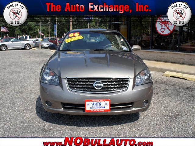 Nissan Altima Pickupslt Quad Cab SWB 4WD 4x4 Truck Sedan